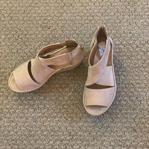 new clarks heel beige